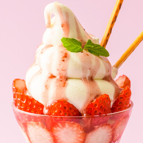 写真：苺づくしのソフトクリームパフェ詳細