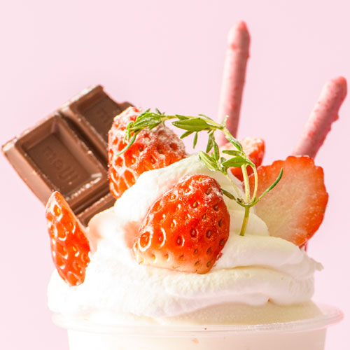 写真：苺のミルクチョコレートパフェ詳細