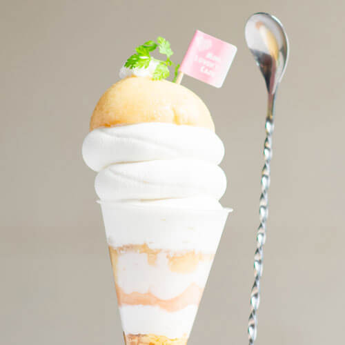 写真：桃のソフトクリームパフェ