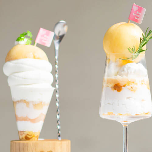 写真：まるごと桃パフェ・桃のソフトクリームパフェ