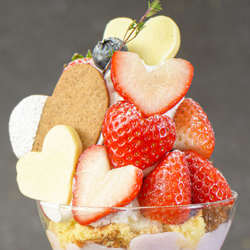 写真：ハート苺のバレンタインパフェ